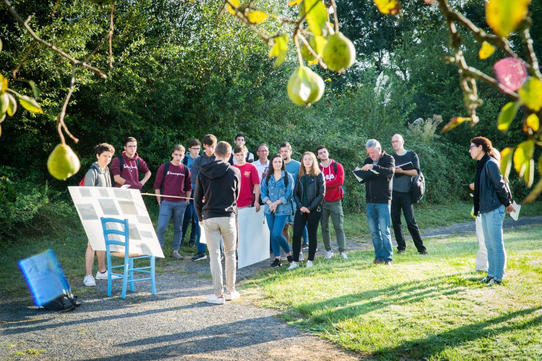 Les étudiants présentent leurs projets d'aménagement sur le site du Foyer de Sauvagnon.