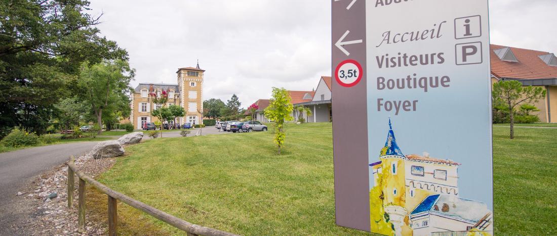 L'entrée du complexe Bellevue avec le Château au fond